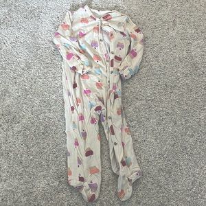 Everly Grey Baby Grey footed pajamas size0-3mos